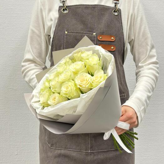 Ramo de 15 rosas blancas en paquete gris mate