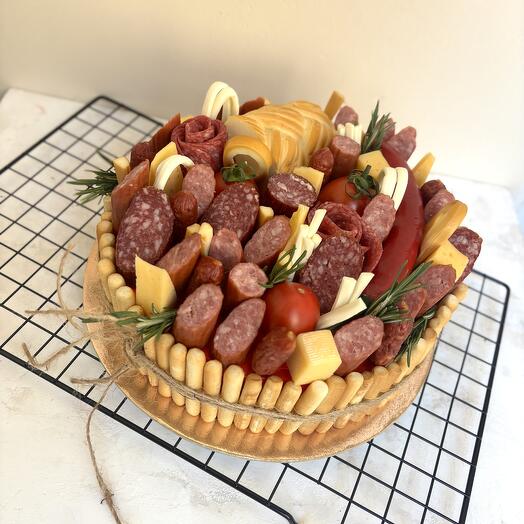 Мужской торт с мясными закусками