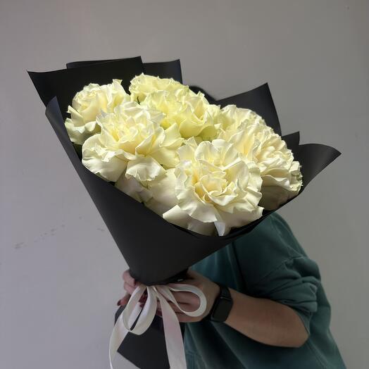 Ажурные розы в черной упаковке