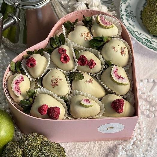 Сердце из клубники в бельгийском белом шоколаде