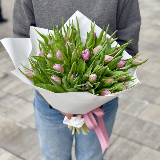 Букет из лиловых тюльпанов 35 штук