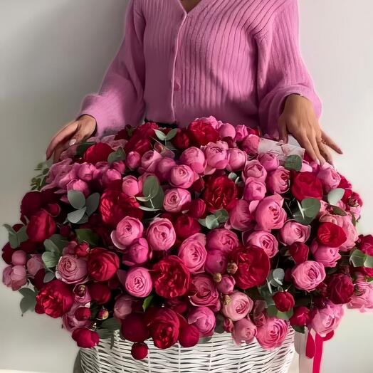 Пионовидные Розы в корзине
