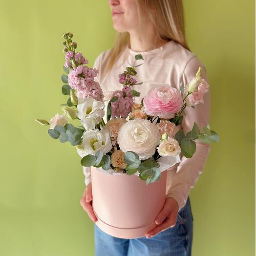 Цветы в коробке «Цветущий сад» с ранункулюсами и маттиолой