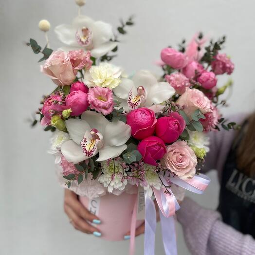 Композиция с орхидеей и кустовыми розами