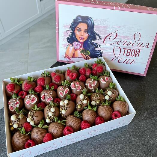 Chocolate-covered strawberries in Callebaut milk chocolate