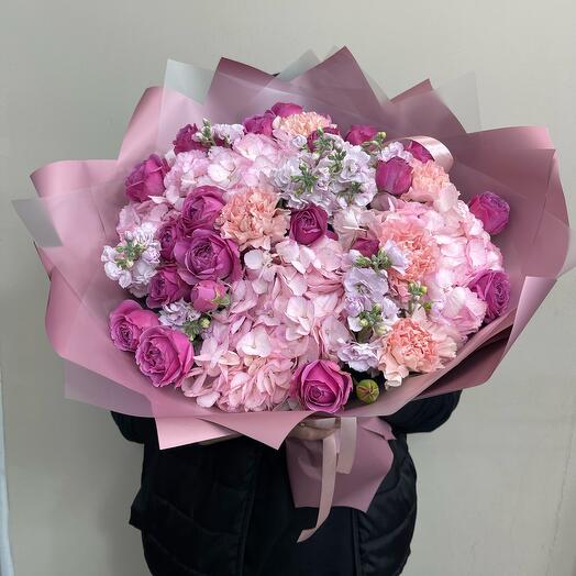 The author's bouquet is French chic 💫