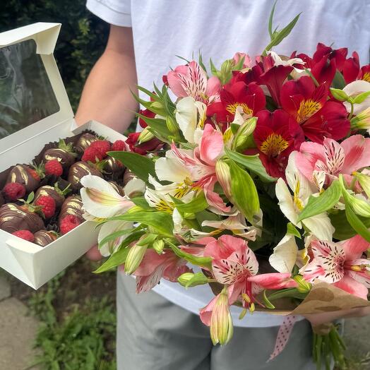 Клубника в шоколаде и цветы