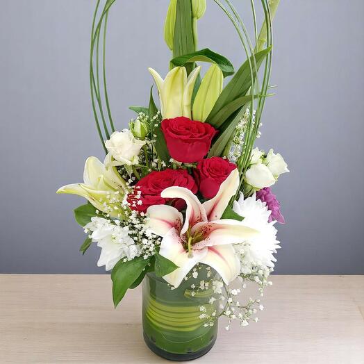 Glass vase arrangement with mixed rose