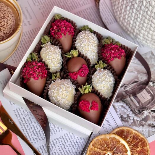 Клубника в Бельгийском шоколаде Callebaut 16-9 шт. Подарочный набор 2007. Leoraflowers