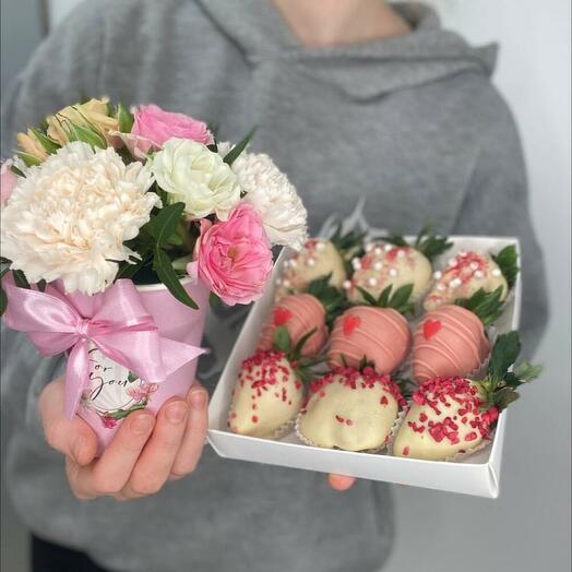 Комбо цветы в коробке и клубника в шоколаде,, для неё