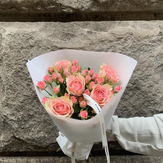 Pink duo roses and spray roses