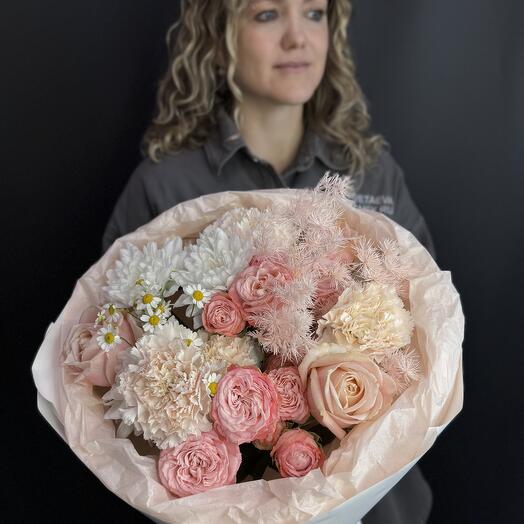Нежный букет в пудровых тонах: классическая и пионовидная роза, хризантема, гвоздика, ромашка
