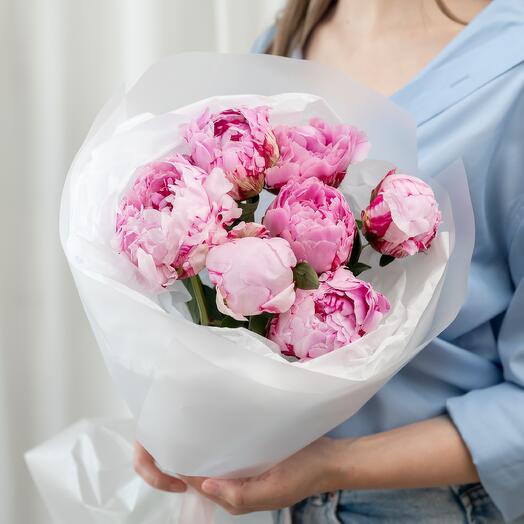 Букет из 7 пионов в упаковке Сибирис