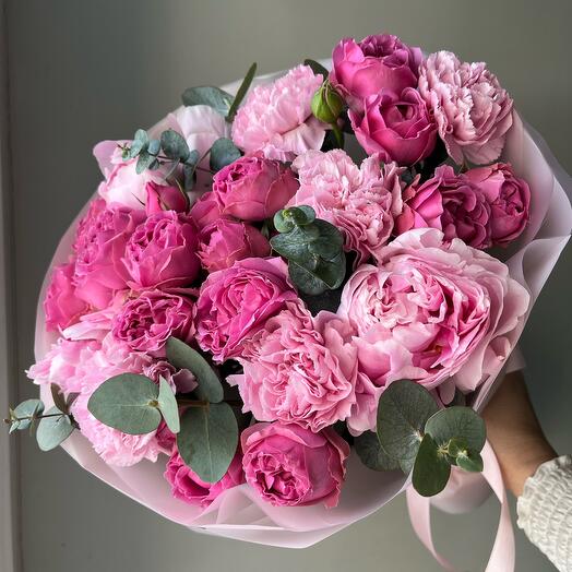 Пионы, пионовидные кустовые розы и Диантусы в букете «Пиономания 💕»