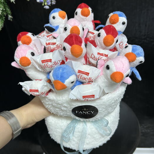 Sevimli minik penguenler ve raffaello çikolata buketi
