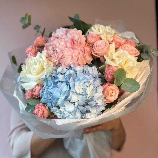 Букет с гортензиями пионовидной кустовой розой и французской розой