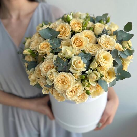 11 кустовых роз с эвкалиптом в коробке «Радости дня»