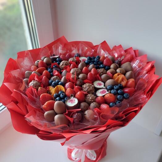 Букет из клубники, конфет, голубики, сухофруктов
