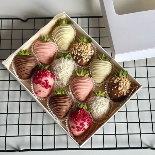 Set of 12 chocolate-covered strawberries