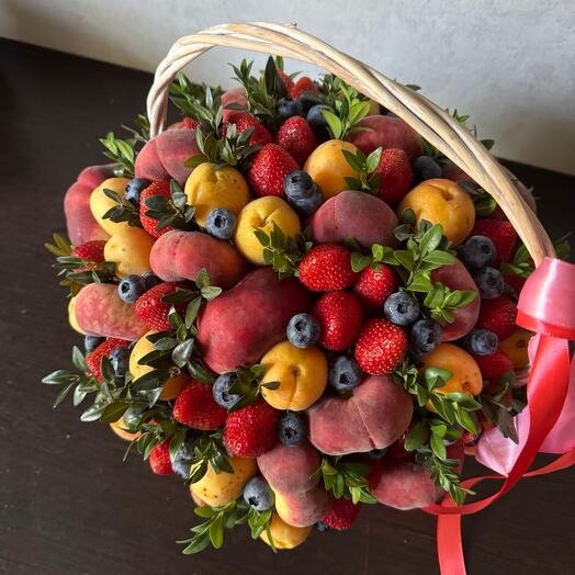 Корзинка из сезонных ягод ; подарок маме ; жене ; коллеге ; бабушке
