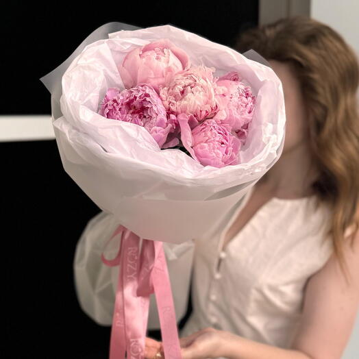 Стильный букет из 5 пионов