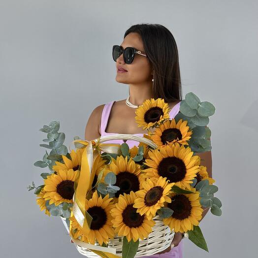Корзина с подсолнухами S
