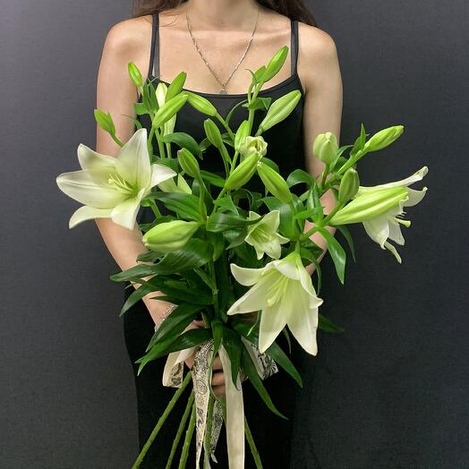 Букет из белых лилий под ленту, 7 шт