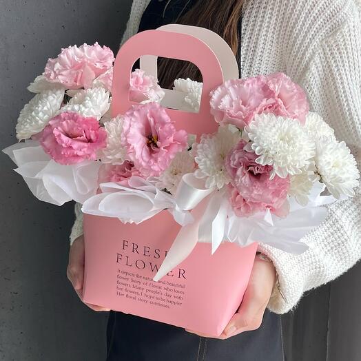 Розовая эустома и хризантема в сумочке