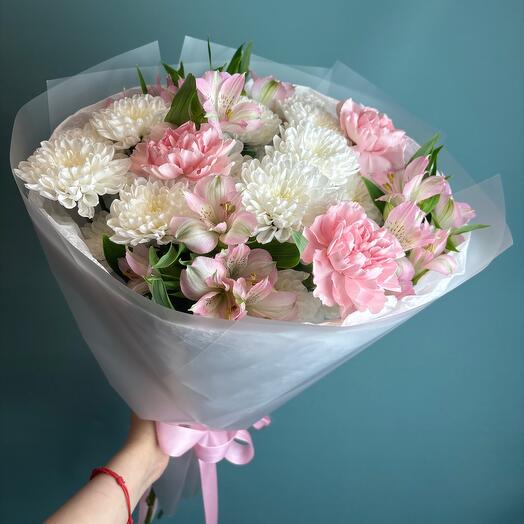 Нежный букет из кустовой хризантемы и альстромерии