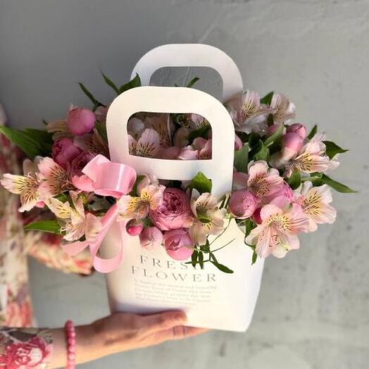 Стильная сумочка с розой Сильва Пинк и альстромерией