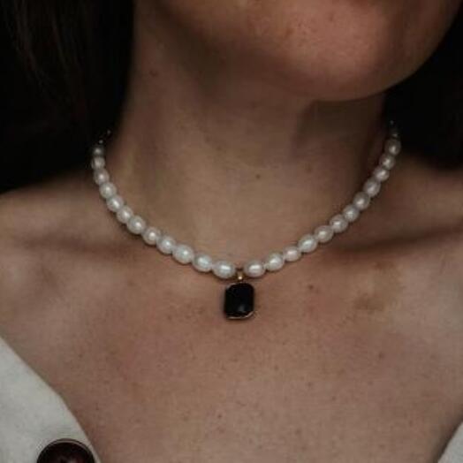Жемчужное колье с чёрным кулоном