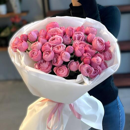 Шикарный букет из кустовых пионовидных роз