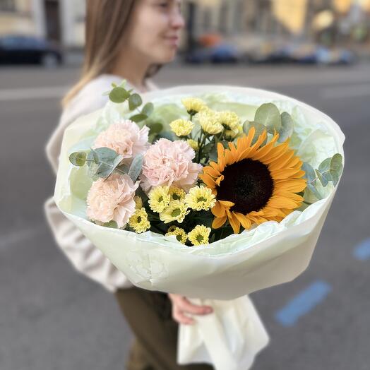 Букет с подсолнухом,Сантини и эвкалиптом