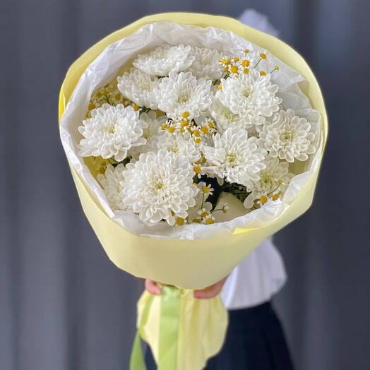 Букет из 3 белых кустовых хризантем Алтай и кустовой ромашки