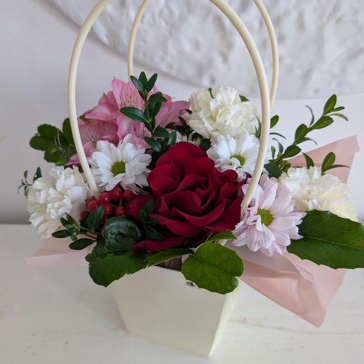 Цветы в сумочке с французской розой