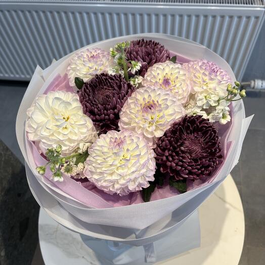 Нежный авторский букет георгин и хризантем