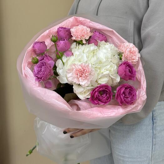 Розовый букет с гортензией и кустовыми розами