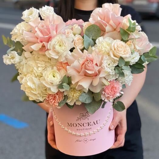 Премиальная цветочная композиция в шляпной коробке Blush Elysee