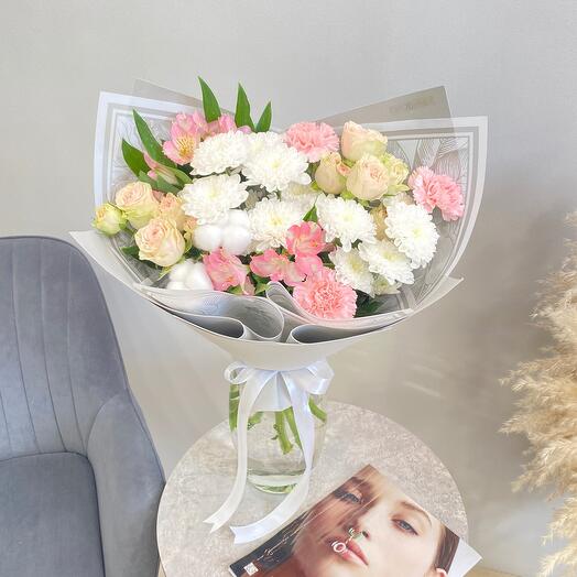 Стильный букет в сером оформлении 🌸