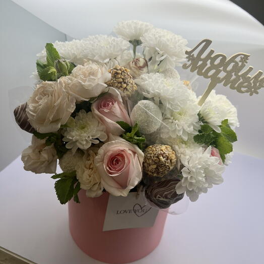 Композиция из клубники в шоколаде и цветов «Любимой Маме»