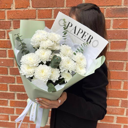 Хризантема в мятном оформлении с эвкалиптом