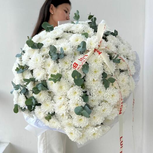 Букет "35 хризантем с эвкалиптом"