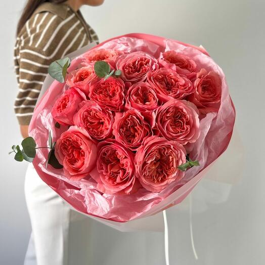 Букет "15 шт пионовидных роз Pink Expression с эвкалиптом"