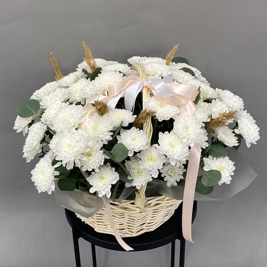 Корзина с воздушной кустовой хризантемой и эвкалиптом