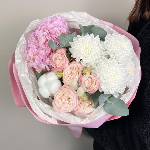 Розовая гортензия с белой хризантемой и розовой розой