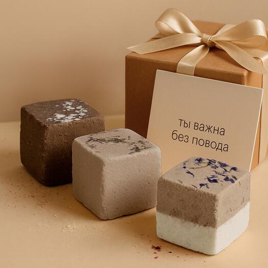 SOLACE Набор подарочный бомбочек для ванны (3 шт) с солью, шиммером и сухоцветами. Ароматы: Кофе, Миндаль, Табак и ваниль