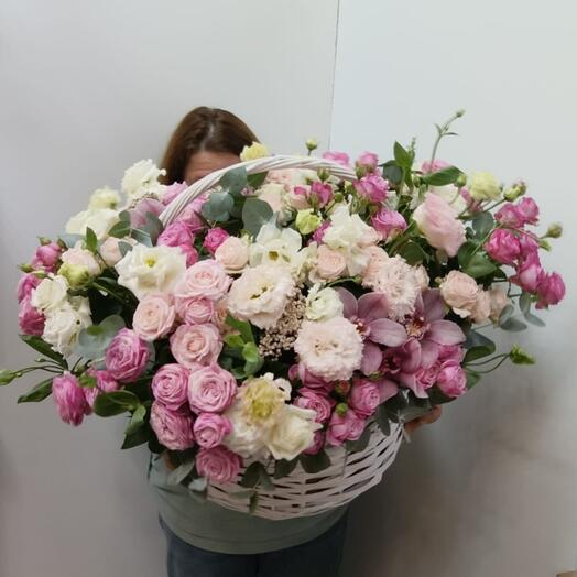 Корзина с цветами из эустомы, эвкалипта, кустовой пионовидной розы, озатомнуса, орхидеи