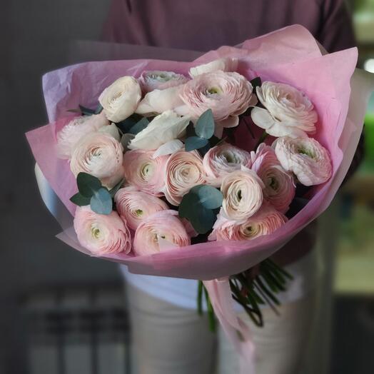 Букет 21 ранункулус с эвкалиптом