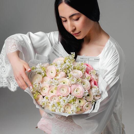 Микс из ранункулюсов и сирени