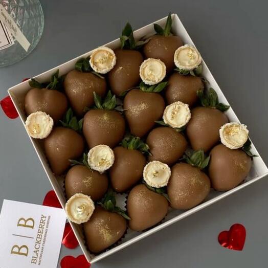 Клубника в шоколаде и Raffaello